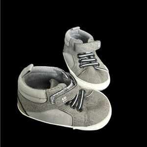 NWOT Infant soft sole shoes size 2